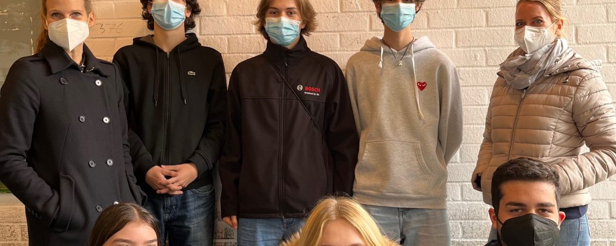 Schüler stehen vor einer Wand