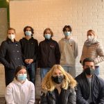 Schüler stehen vor einer Wand