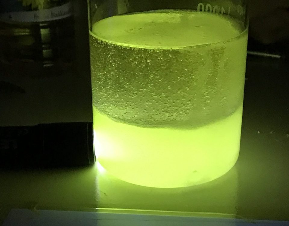 Grün Leuchtende Flüssigkeit in einem Glas