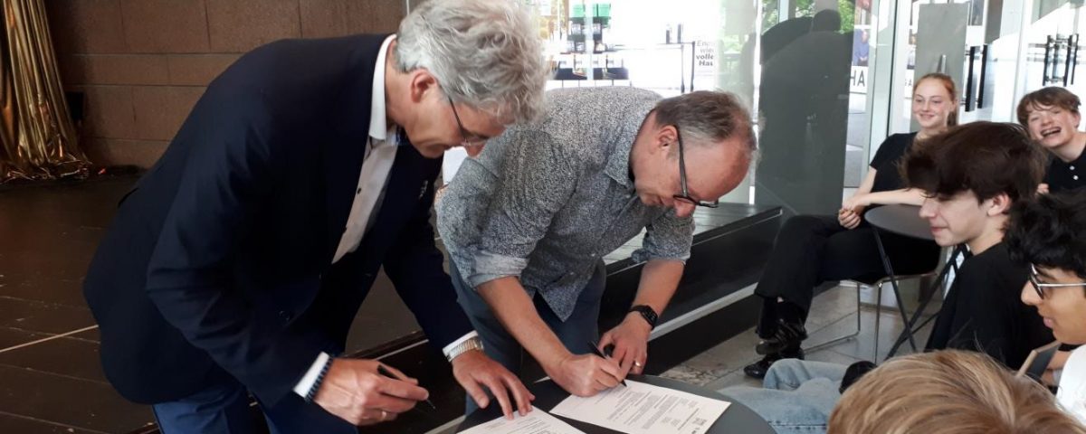 Der schulleiter beugt sich in der gruppe über ein formulars