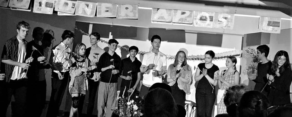 Schwarzweißes Foto einer Schülergruppe