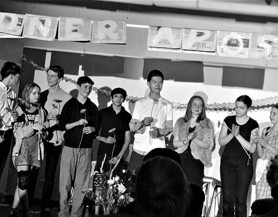 Schwarzweißes Foto einer Schülergruppe