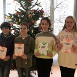 Kinder Posen mit Urkunden des Vorlesewettbewerbs