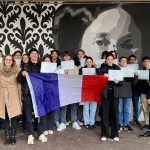 eine Französischklasse Steht vor einem Kunstwerk Königin-Olgas