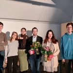 Schüler überreichen Blumensträuße