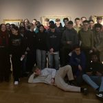 Schüler besichtigen eine Kunstausstellung Gruppenfoto