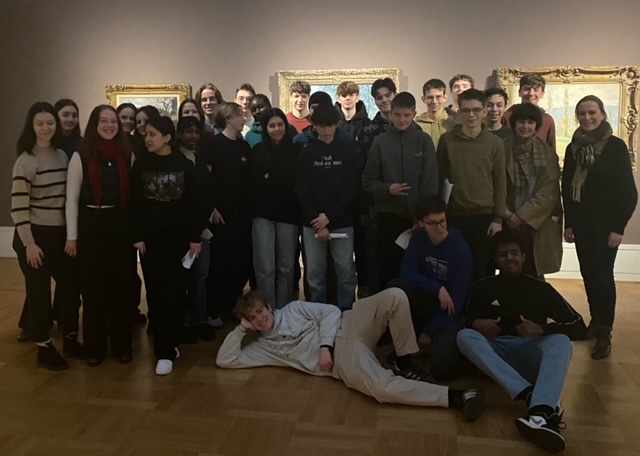 Schüler besichtigen eine Kunstausstellung Gruppenfoto