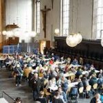 Kinder sitzen in einer Kirche