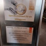 Eine Spendenbox mit dem Tagesmenü der Vesperkirche