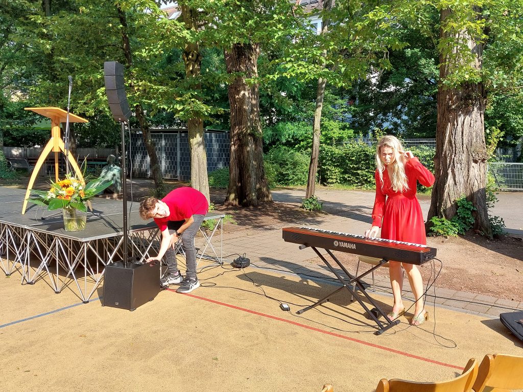 Abi 24 11 Ein Schüler und eine Lehrerin bauen die Konzerttechnik auf