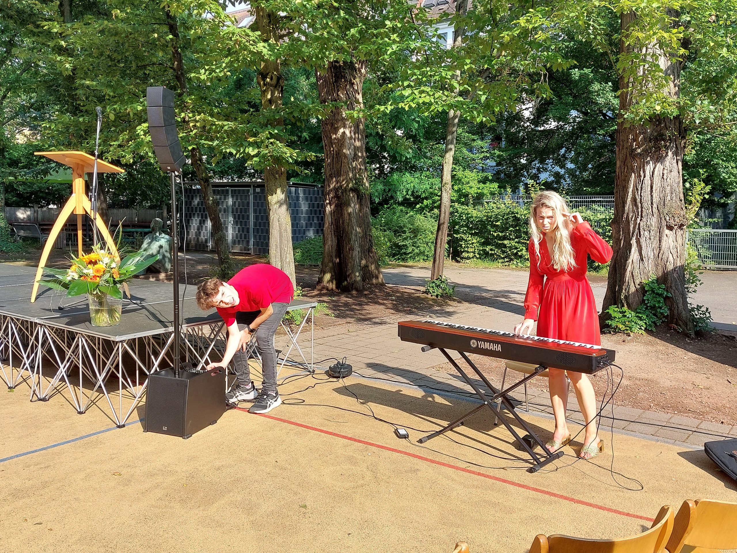 Abi 24 11 Ein Schüler und eine Lehrerin bauen die Konzerttechnik auf