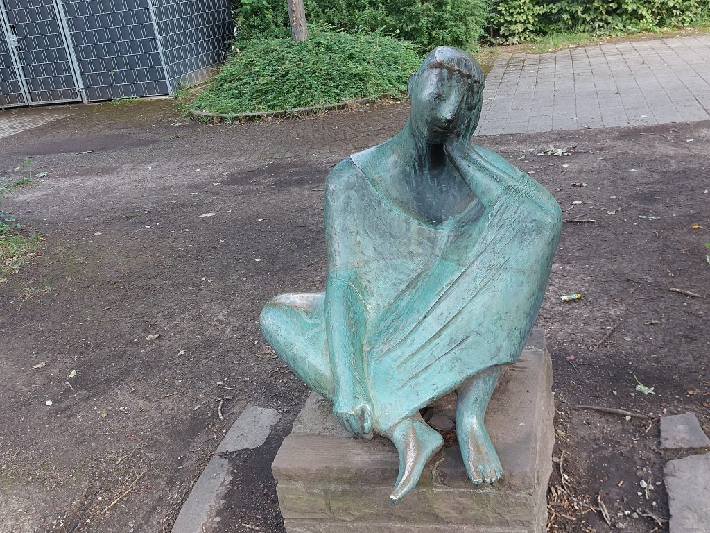 Abi 24 12 Statue auf dem Schulhof des KOSt