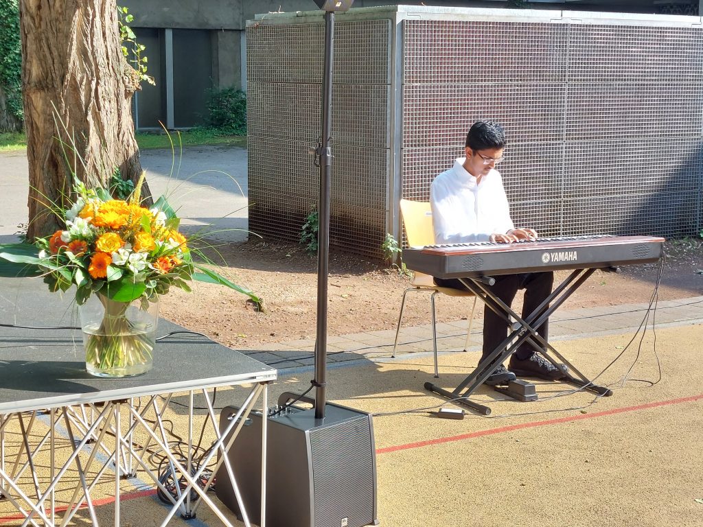 Abi 24 2 Schüler welcher wärend Abi ausgabe etwas auf E-Piano spielt