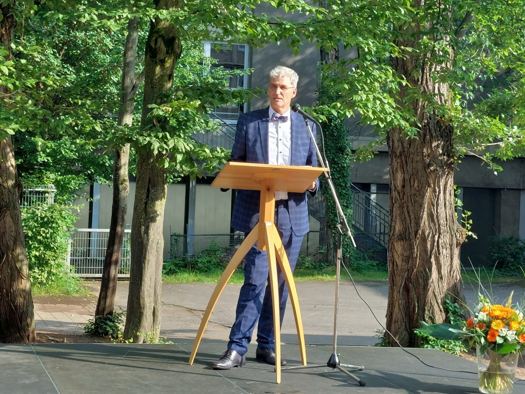 Abi 24 3 Herr Wollnitz hält eine Rede auf einem Podium