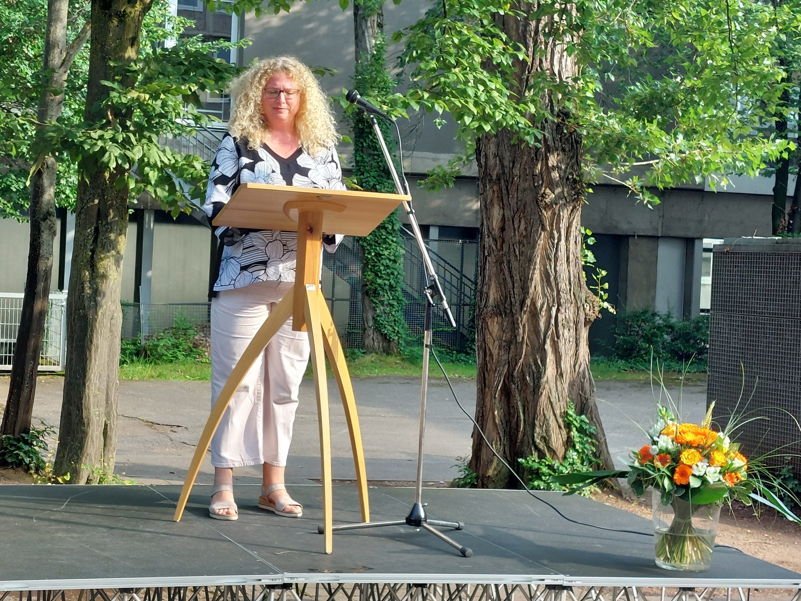 Abi 24 4 Person hält Rede auf dem Podium