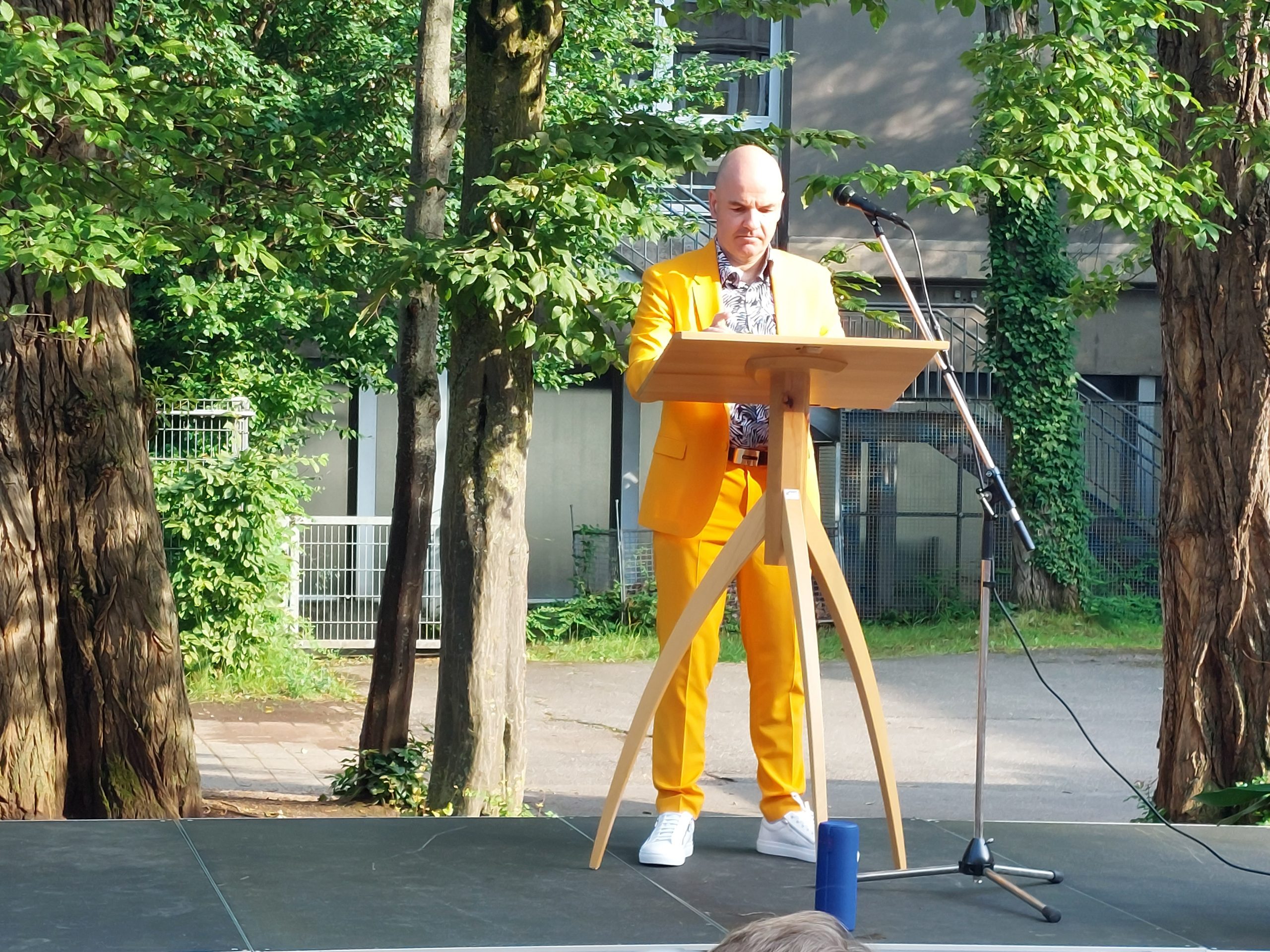 Abi 24 5 Person hält Rede auf dem Podium