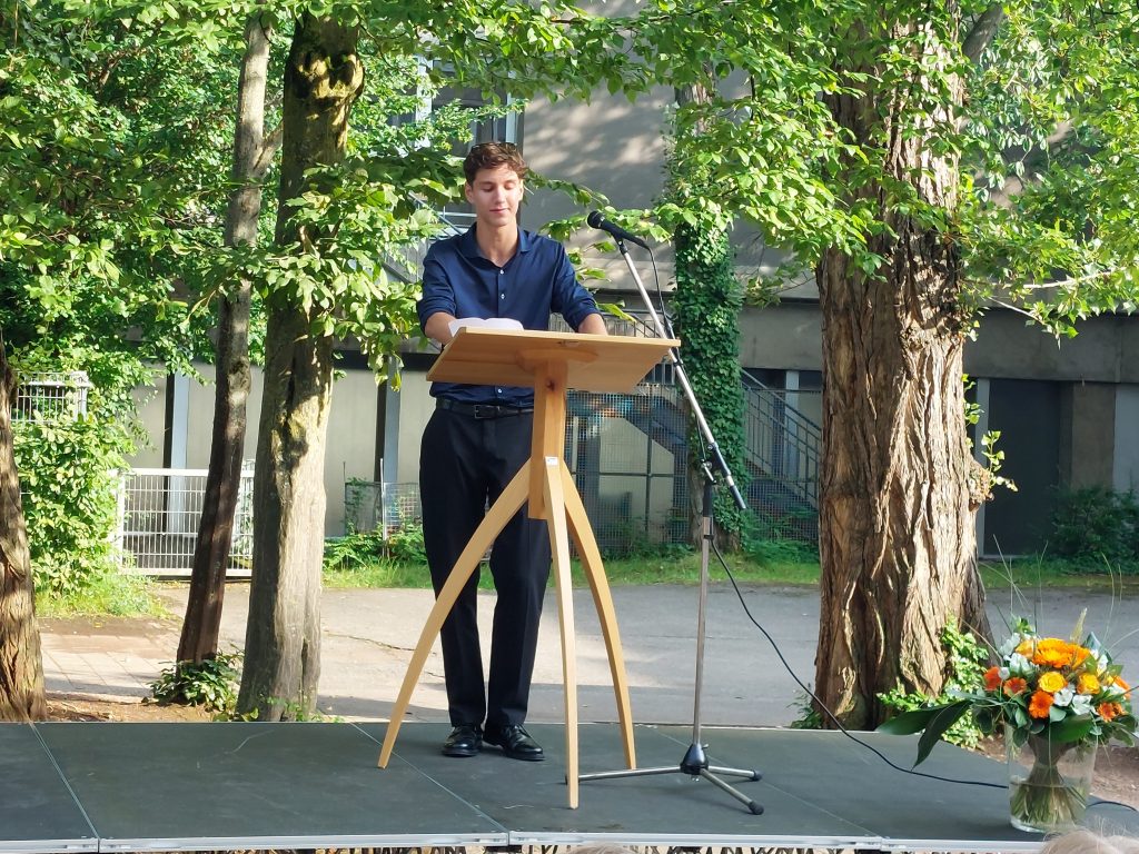 Abi 24 6 Schüler hält eine Rede auf dem Podium