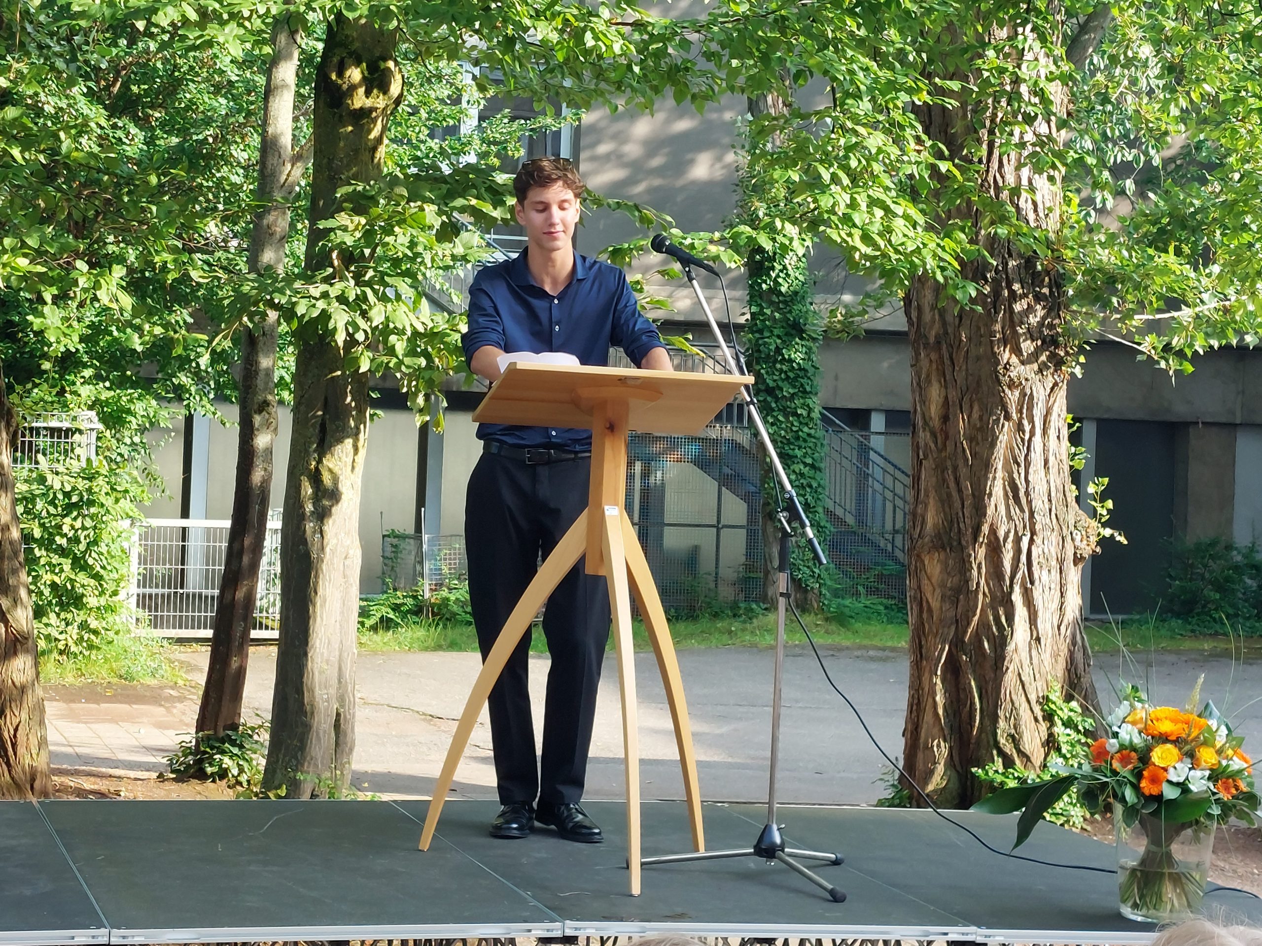 Abi 24 6 Schüler hält eine Rede auf dem Podium