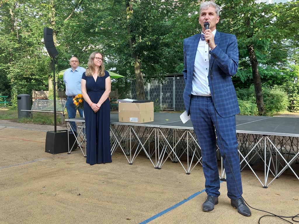 Abi 24 7 Herr Wollnitz steht vor dem Podium und hält eine Rede