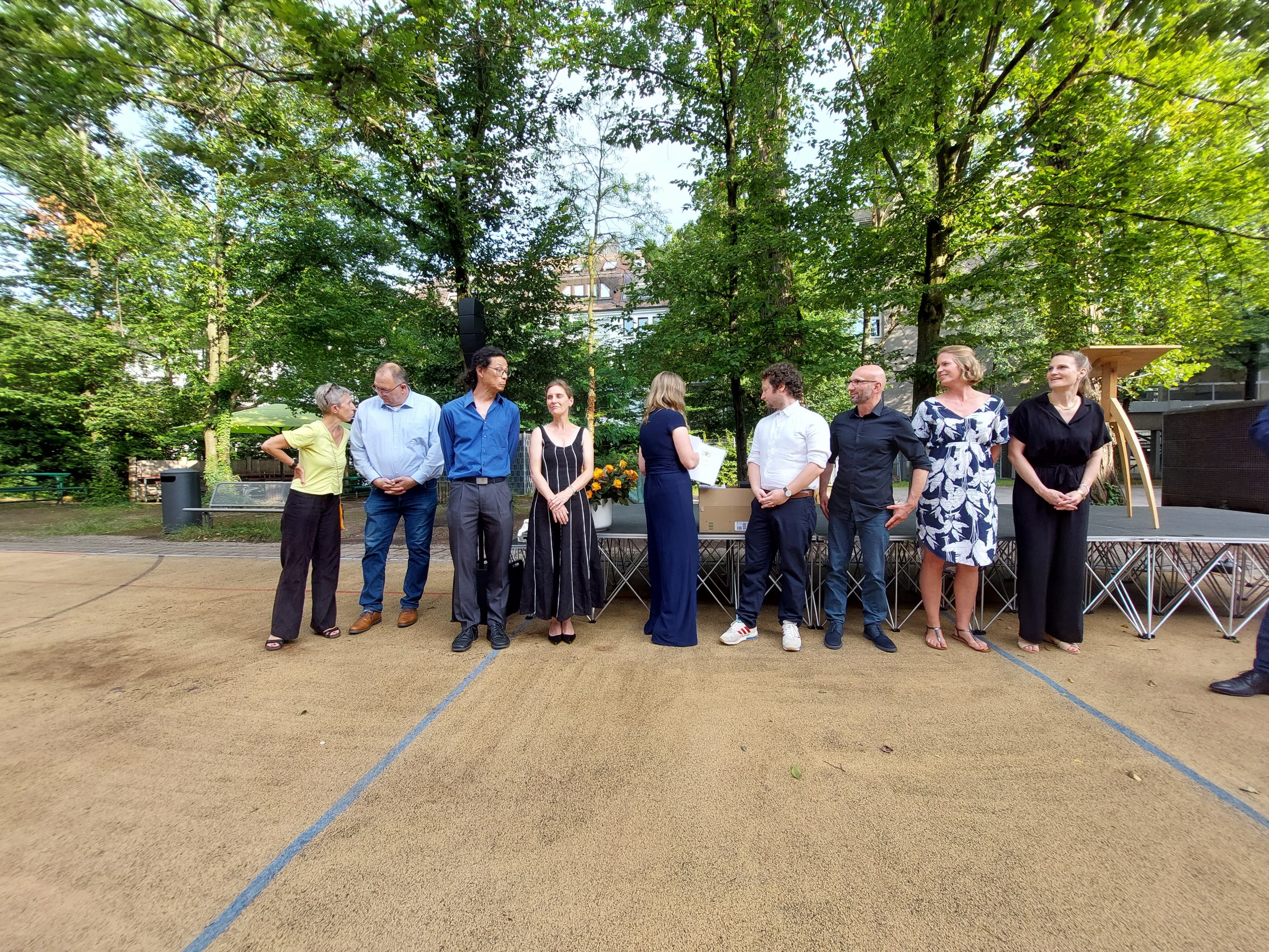 Abi 24 8 Die Tutor*innen der Abiturienten stehen in einer Reihe vor dem Podium mit den Zeugnissen