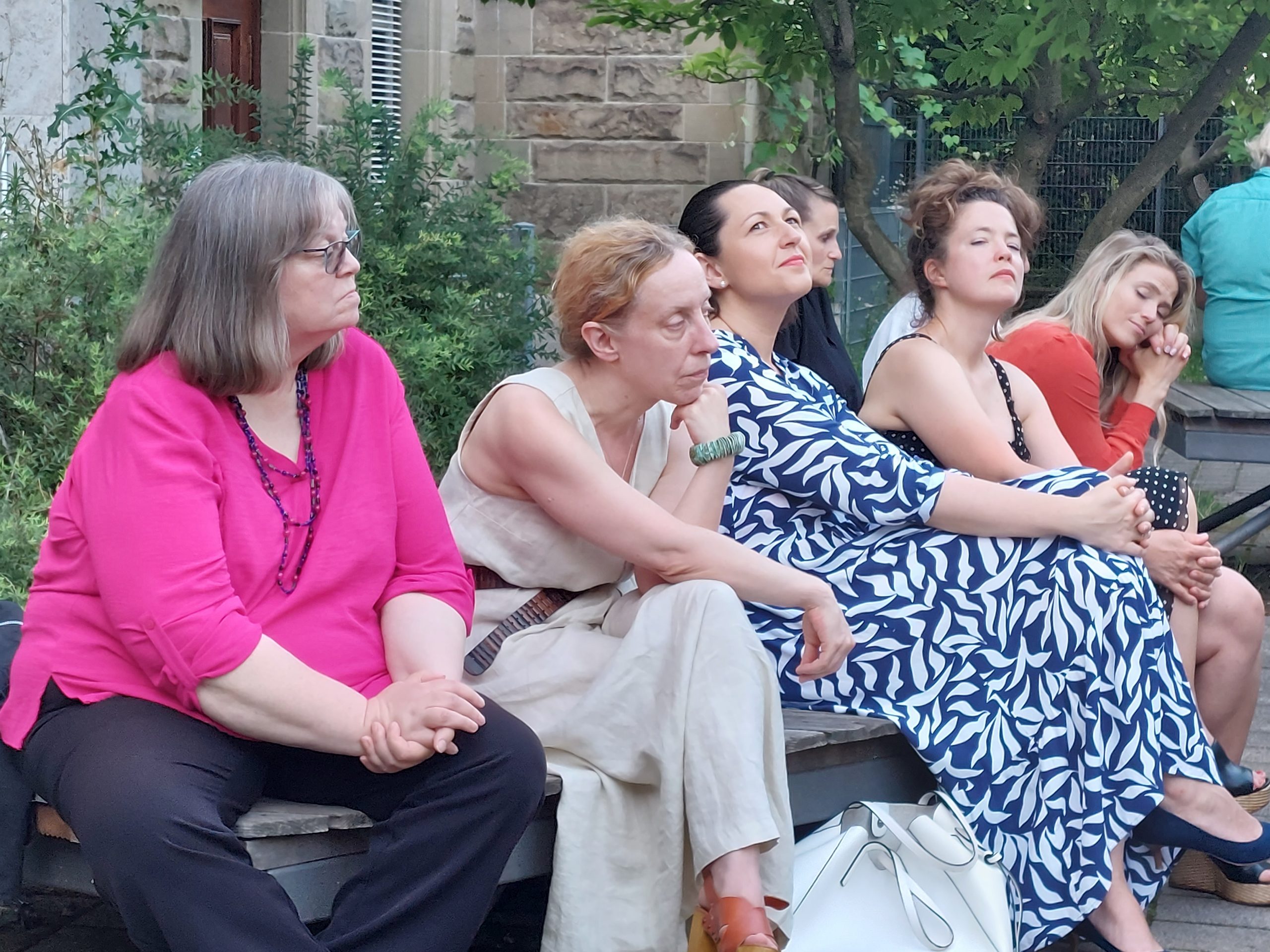 Lehrerinnen im Publikum bei der Abiverleihung sitzen auf einer Bank