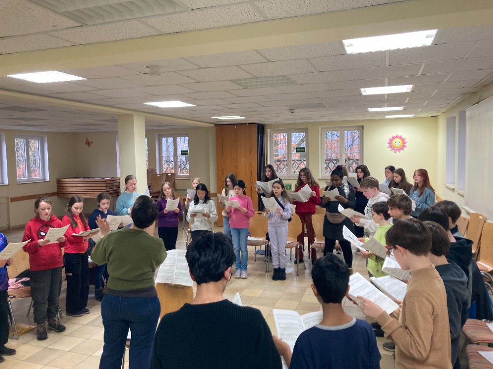 ein kinderchor singt in einem raum