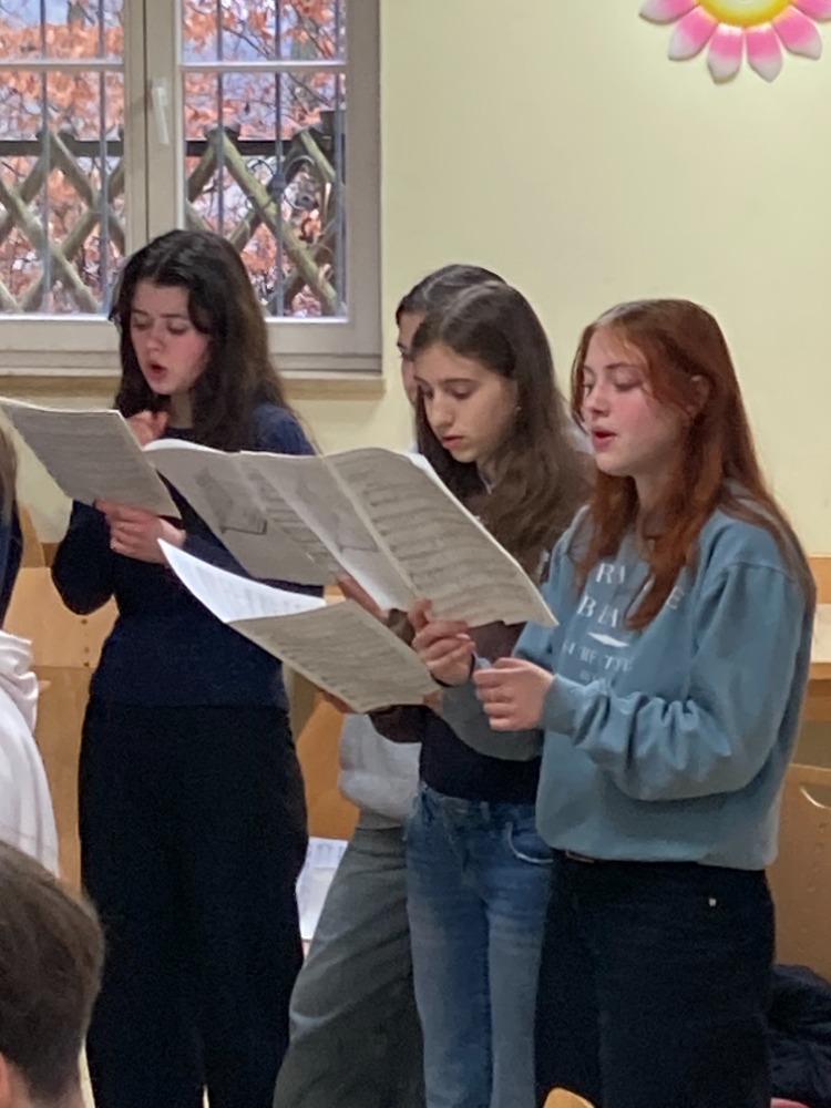 mehrere mädchen singen