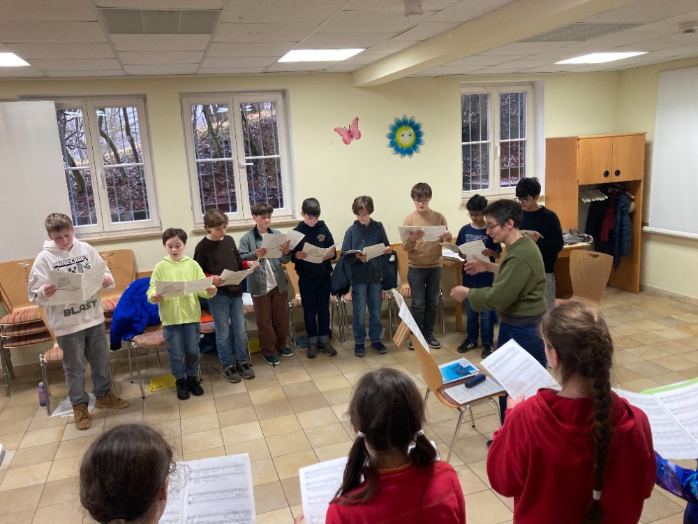 ein kinderchor singt in einem klassenzimmer