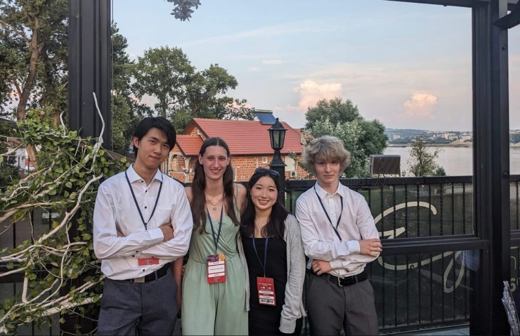 Yuye-with-Team-Germany-at-WSDC-2024-in-Belgrade-1024x661 4 Jugendliche posieren für ein Bild