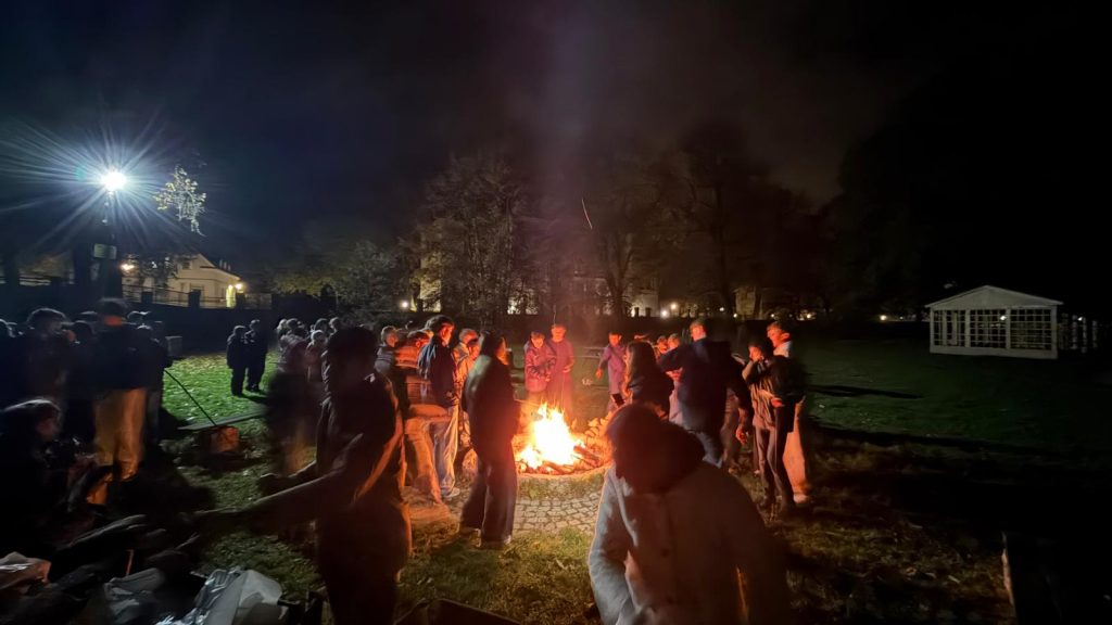 polen-fahrt_25-26_1 Ein Lagerfeuer mit vielen Schülern