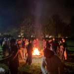 Ein Lagerfeuer mit vielen Schülern