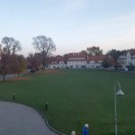 Eine Wiese umgeben von Gebäuden