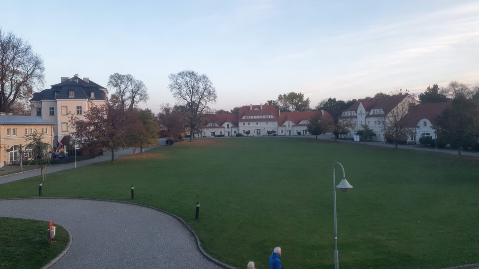 polen-fahrt_25-26_3 Eine Wiese umgeben von Gebäuden