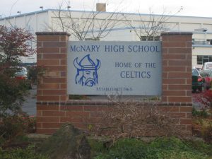 Das Logo der McNary High School in Oregon ist zu sehen