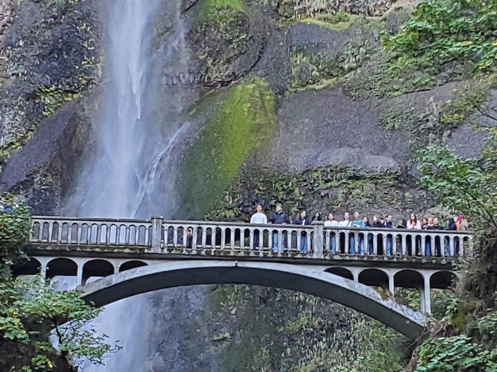 End-of-Oregon-Trail_1 Mehrere Personen stehen auf einer Brücke