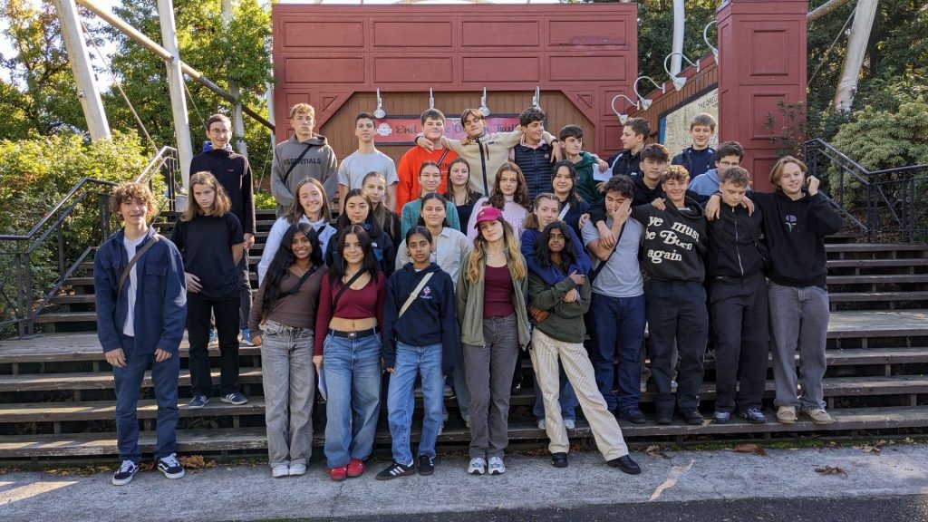 End-of-Oregon-Trail_2 Viele Personen posieren für ein Gruppenbild