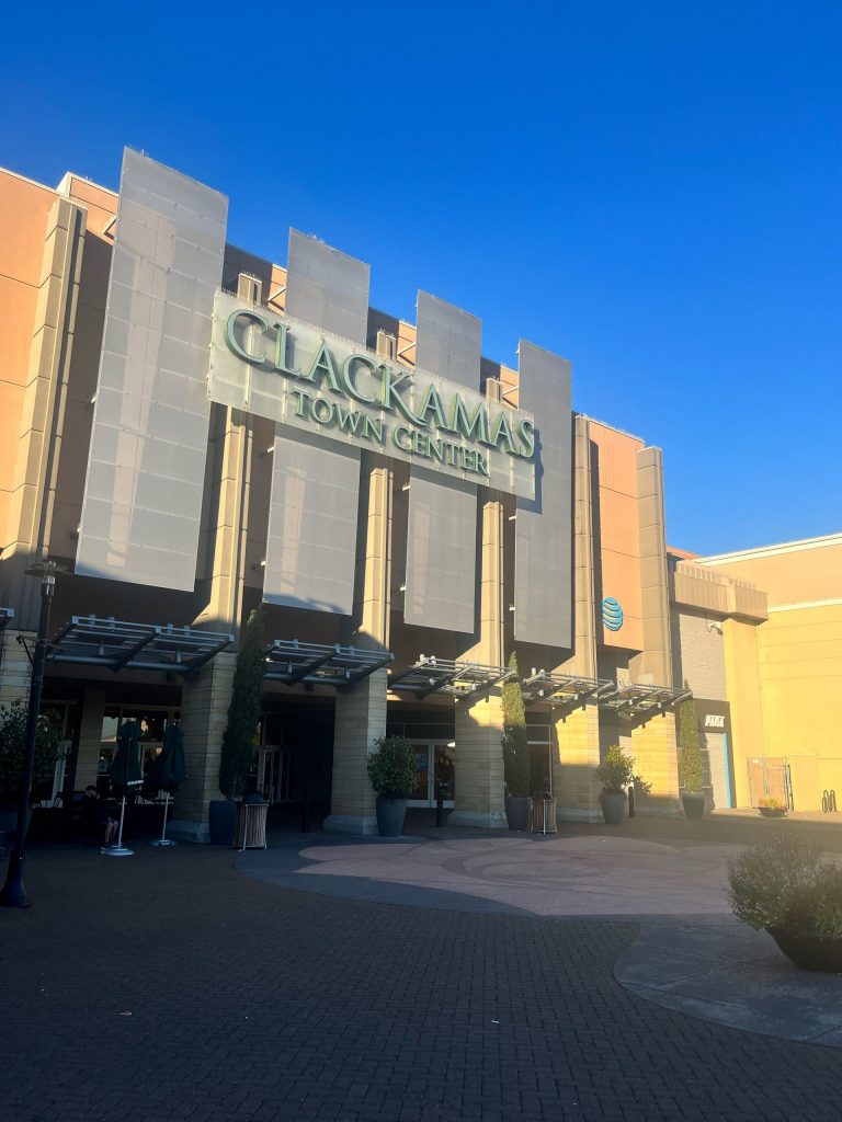 End-of-Oregon-Trail_4-scaled Der Eingang der Clackamas Shopping Mall in Oregon