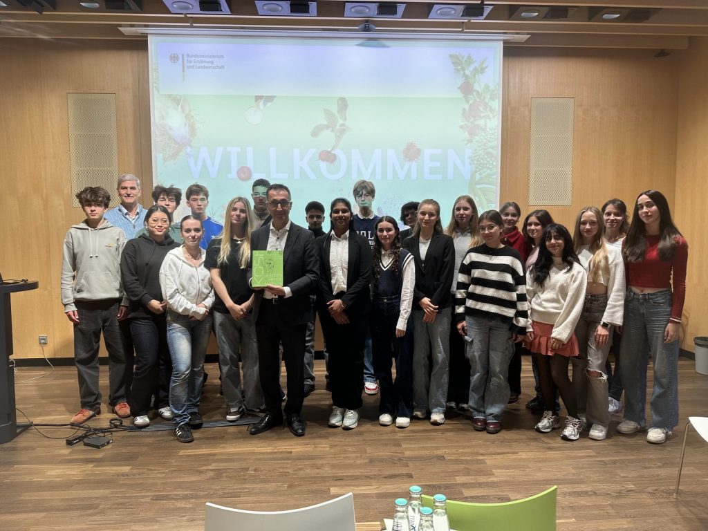 Mehrere Personen posieren für ein Gruppenbild