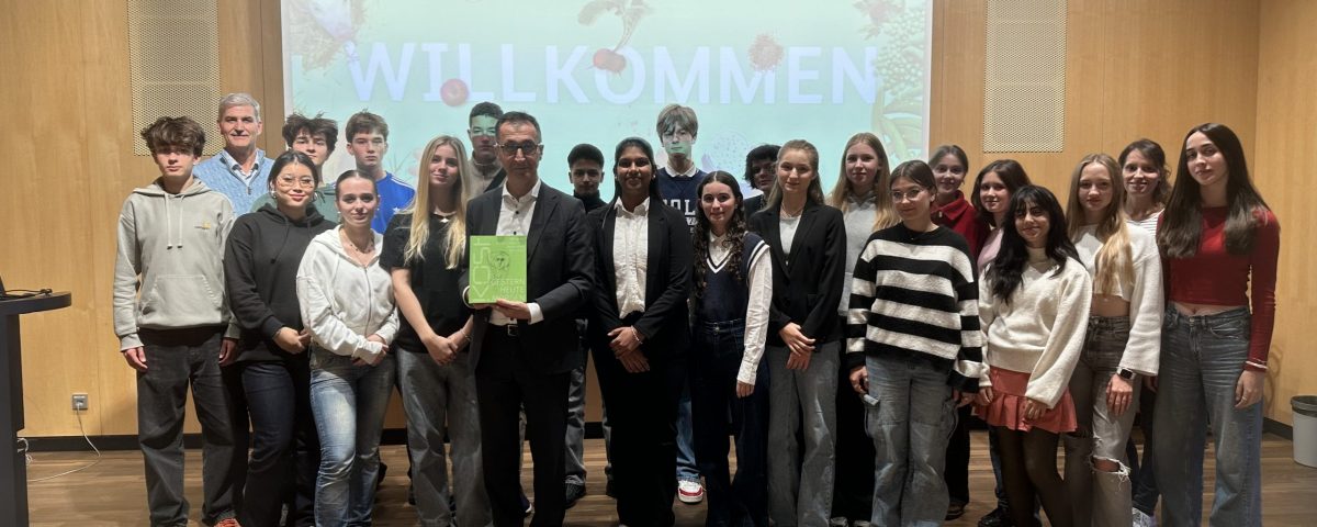 Mehrere Personen posieren für ein Gruppenbild