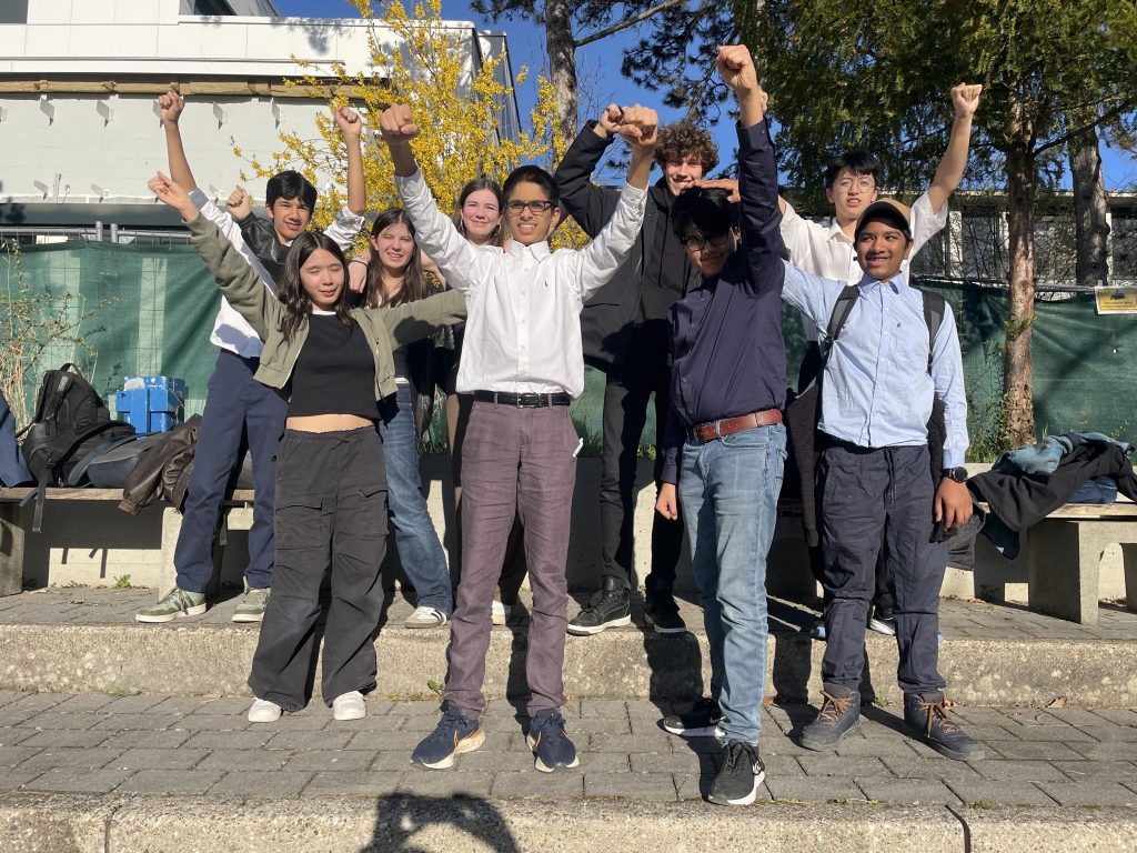 Mehrere Personen mit in die Luft gestreckten Armen