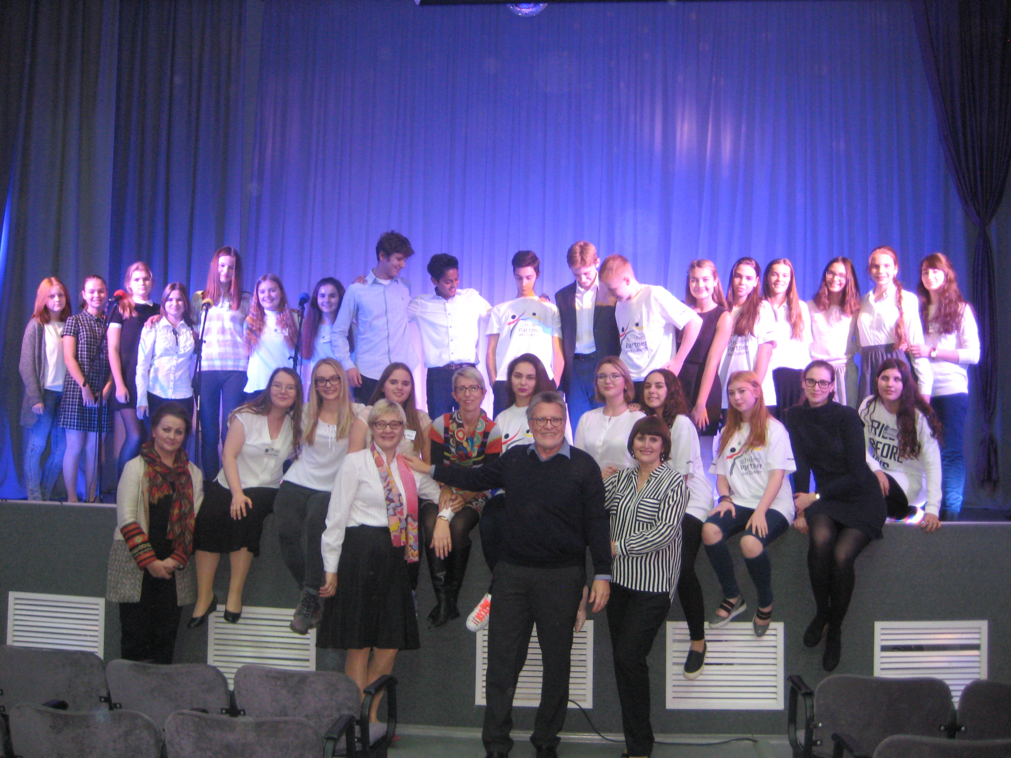 Russisch Eine Gruppe von Menschen die für ein Bild posieren