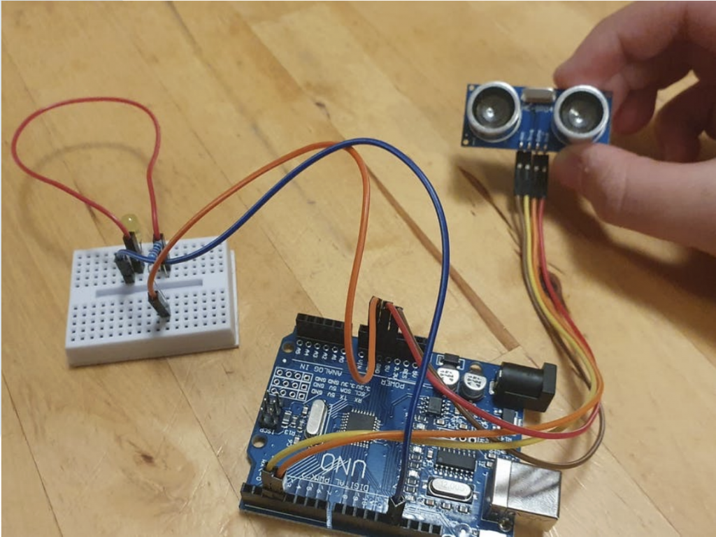 Man sieht eine Schaltung mit einem Arduino Uno