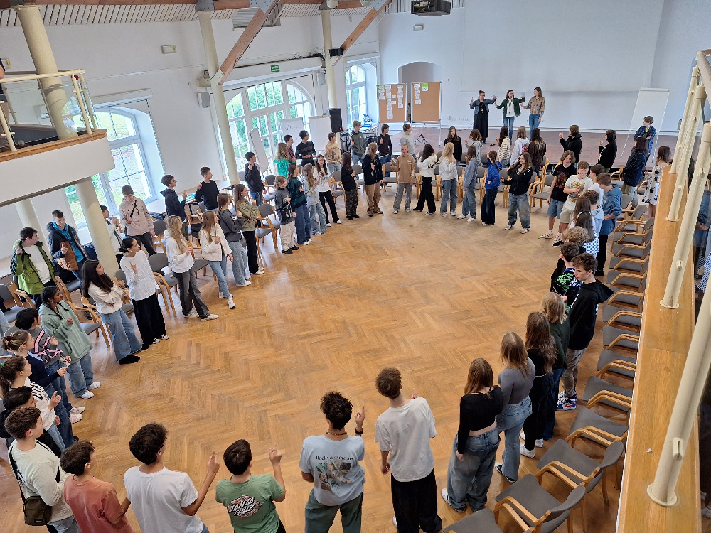 polen_bild_2 Viele Schüler stehen in einem Kreis