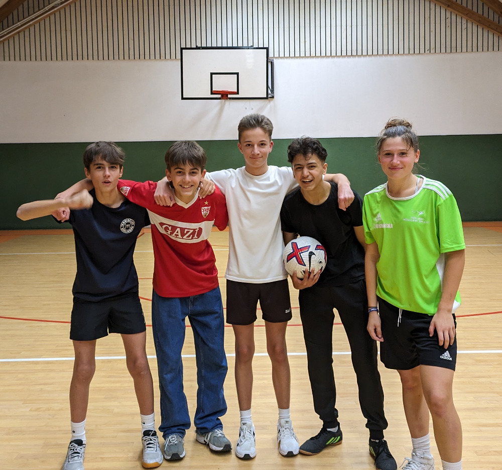 polen_bild_3 5 Personen posieren für ein Bild in einer Turnhalle